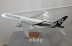 28 Air New Zealand 1100 White Livery Boeing 777-300er Ge Pacmin Desktop Model