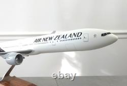 28 Air New Zealand 1100 White Livery Boeing 777-300er Ge Pacmin Desktop Model