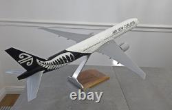 28 Air New Zealand 1100 White Livery Boeing 777-300er Ge Pacmin Desktop Model