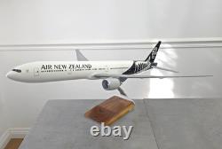 28 Air New Zealand 1100 White Livery Boeing 777-300er Ge Pacmin Desktop Model