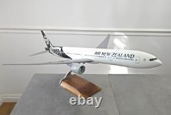 28 Air New Zealand 1100 White Livery Boeing 777-300er Ge Pacmin Desktop Model
