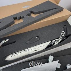28 Air New Zealand 1100 White Livery Boeing 777-300er Ge Pacmin Desktop Model