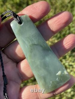 75mm CHATOYANT Maori Greenstone Pounamu RARE BLU INANGA JADE CURVED KURU/PENDANT