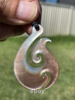 Dark/Brown IRIDESCENT New Zealand Real SHELL/MoP Hei MATAU FISH HOOK 49x34x3mm