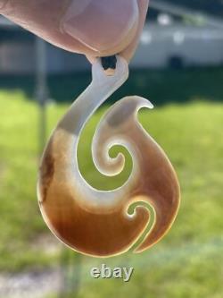 Dark/Brown IRIDESCENT New Zealand Real SHELL/MoP Hei MATAU FISH HOOK 49x34x3mm