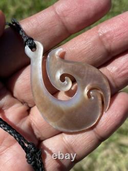 Dark/Brown IRIDESCENT New Zealand Real SHELL/MoP Hei MATAU FISH HOOK 49x34x3mm