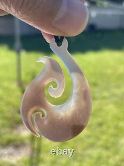Dark/Brown IRIDESCENT New Zealand Real SHELL/MoP Hei MATAU FISH HOOK 49x34x3mm