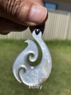 Dark/Brown IRIDESCENT New Zealand Real SHELL/MoP Hei MATAU FISH HOOK 49x34x3mm