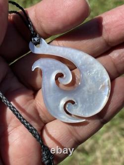 Dark/Brown IRIDESCENT New Zealand Real SHELL/MoP Hei MATAU FISH HOOK 49x34x3mm