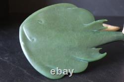 Dark Green Fine New Zealand Nephrite Skate Sculpture & Contrasting Jade Base