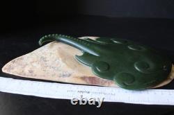 Dark Green Fine New Zealand Nephrite Skate Sculpture & Contrasting Jade Base