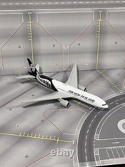 JC Wings 1200 Boeing 777-200 Air New Zealand ZK-OKF (with stand) Ref JC20030