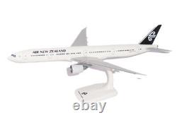 PPC Air New Zealand Boeing 777-300ER Old Livery Desk Top 1/200 Model AV Airplane