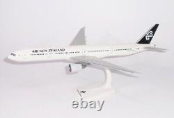 PPC Air New Zealand Boeing 777-300ER Old Livery Desk Top 1/200 Model AV Airplane