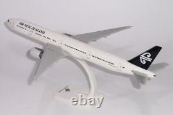 PPC Air New Zealand Boeing 777-300ER Old Livery Desk Top 1/200 Model AV Airplane