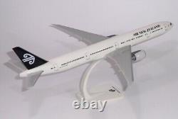 PPC Air New Zealand Boeing 777-300ER Old Livery Desk Top 1/200 Model AV Airplane