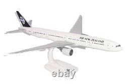 PPC Air New Zealand Boeing 777-300ER Old Livery Desk Top 1/200 Model AV Airplane