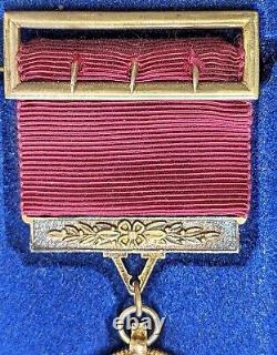 Rare cased replica New Zealand Cross (1869) 1956 produced limited edition medal