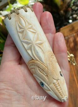 Stunning Signed Gareth Mcghie Hand Carved Stag Antler Engraved Inlaid Rei Puta